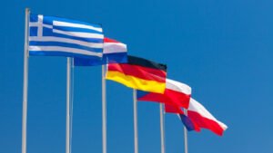 Banderas de países europeos representando la adaptación cultural internacional