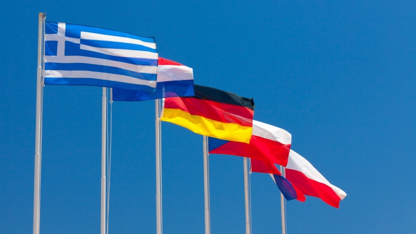 Banderas de países europeos representando la adaptación cultural internacional
